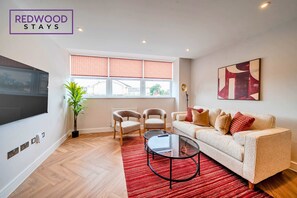 TV, offices - FREE Parking, Hi-Speed WiFi,55 Inch 4K TV LongStay (Hampshire)