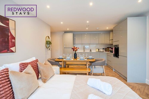 FREE Parking, Hi-Speed WiFi,55 Inch 4K TV LongStay