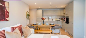 FREE Parking, Hi-Speed WiFi,55 Inch 4K TV LongStay