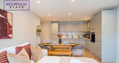 FREE Parking, Hi-Speed WiFi,55 Inch 4K TV LongStay