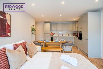 FREE Parking, Hi-Speed WiFi,55 Inch 4K TV LongStay