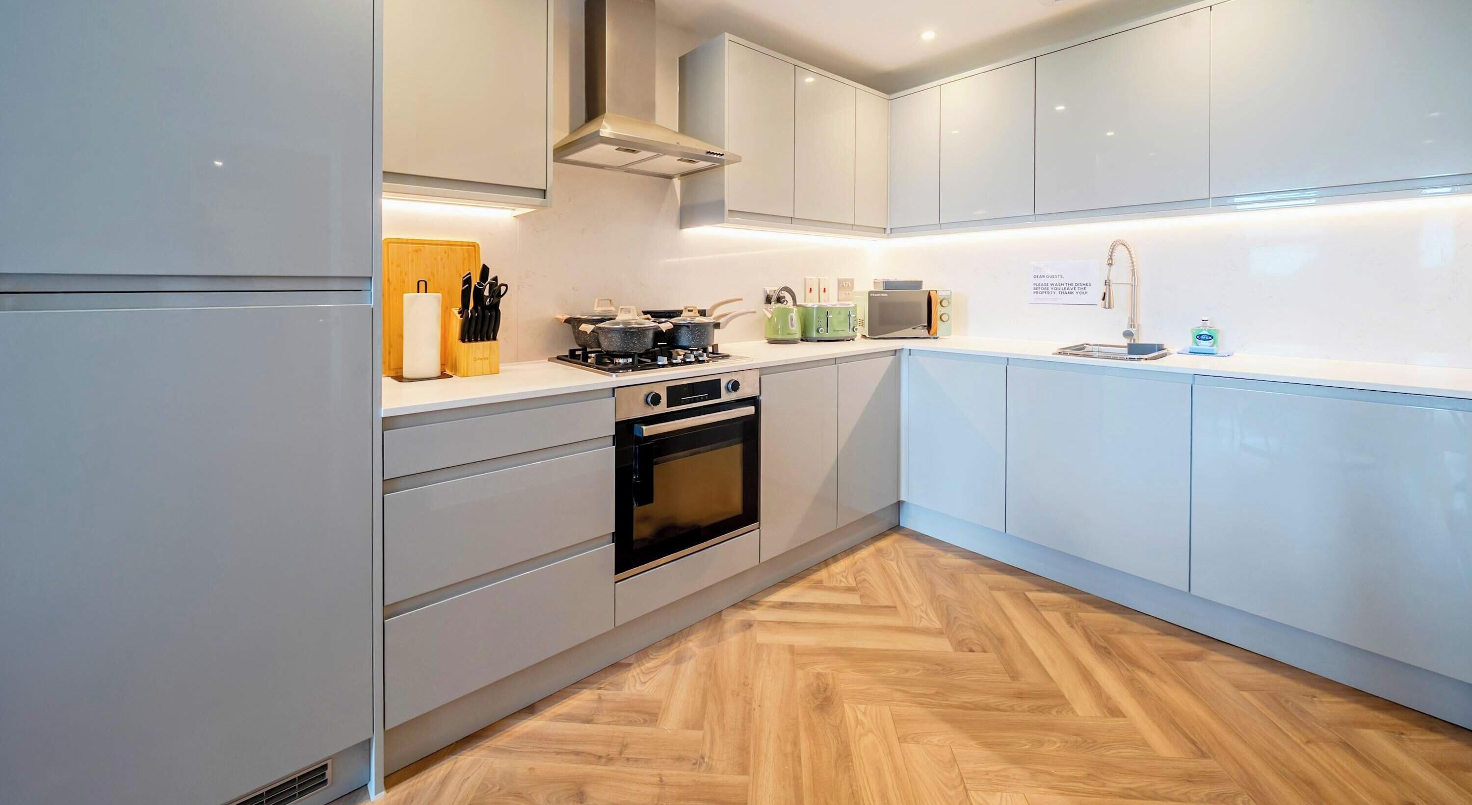 Refrigerador, microondas, horno, placa de cocina