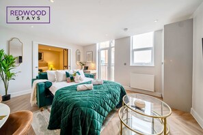 1 habitación, escritorio, tabla de planchar con plancha y cuna de viaje 