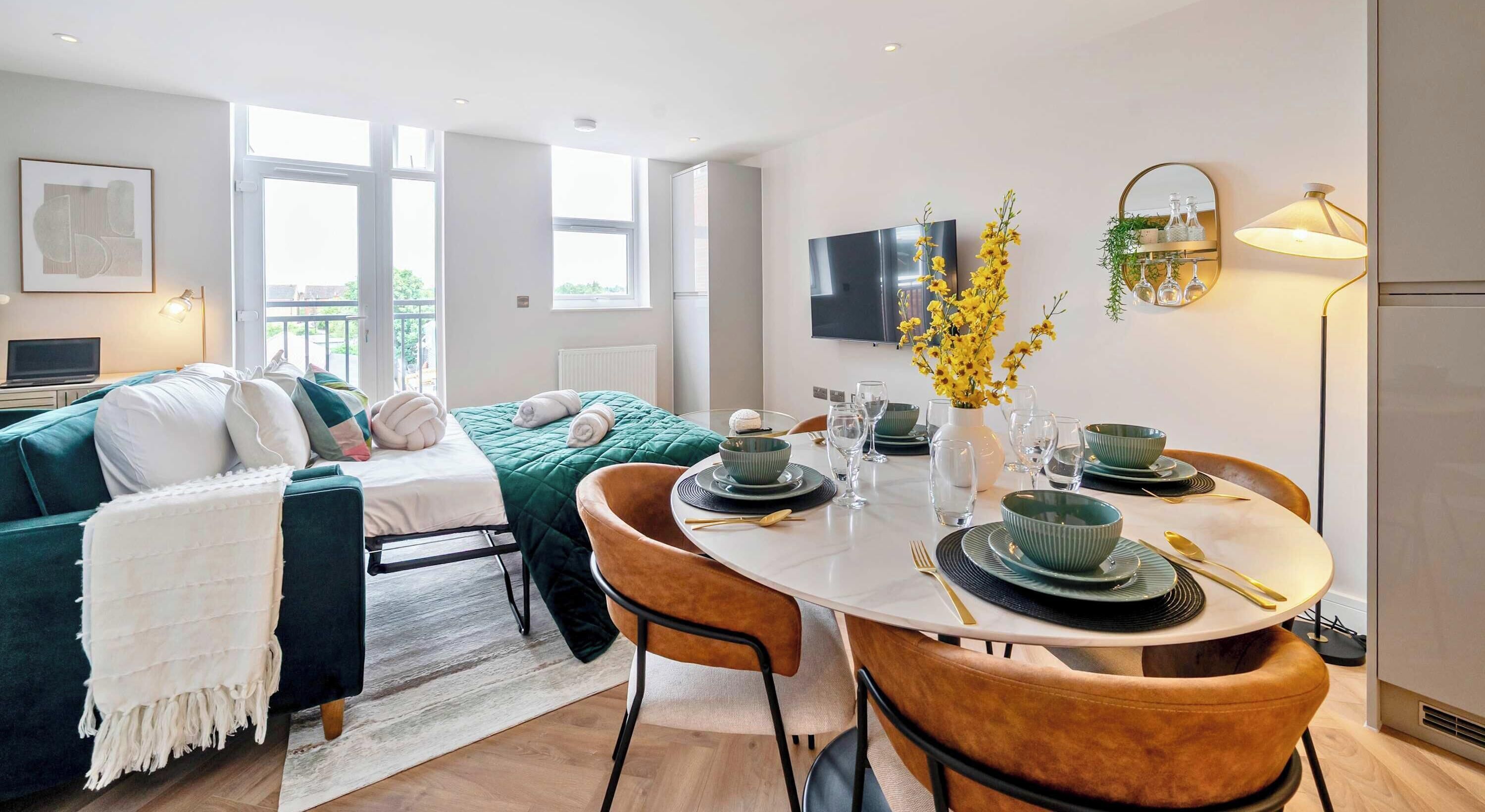 1 habitación, escritorio, tabla de planchar con plancha y cuna de viaje 