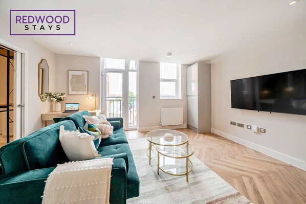 Televisión y oficina 