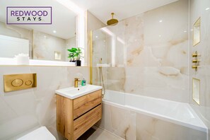 Regadera, secadora de cabello, toallas 