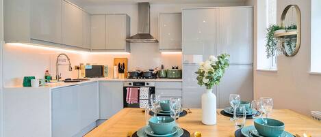 Fridge, microwave, oven, stovetop