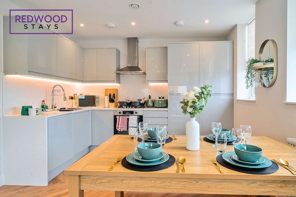 Fridge, microwave, oven, stovetop