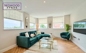 TV, offices - Long Stay Welcome, FREE Parking, Hi-Speed WiFi (Hampshire)