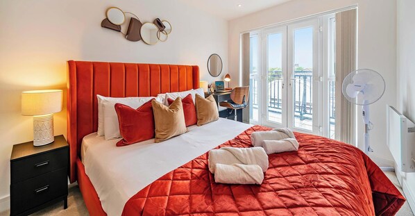 2 عدّة غرف نوم ومكتب ومكواة/لوح كي وسرير سفر