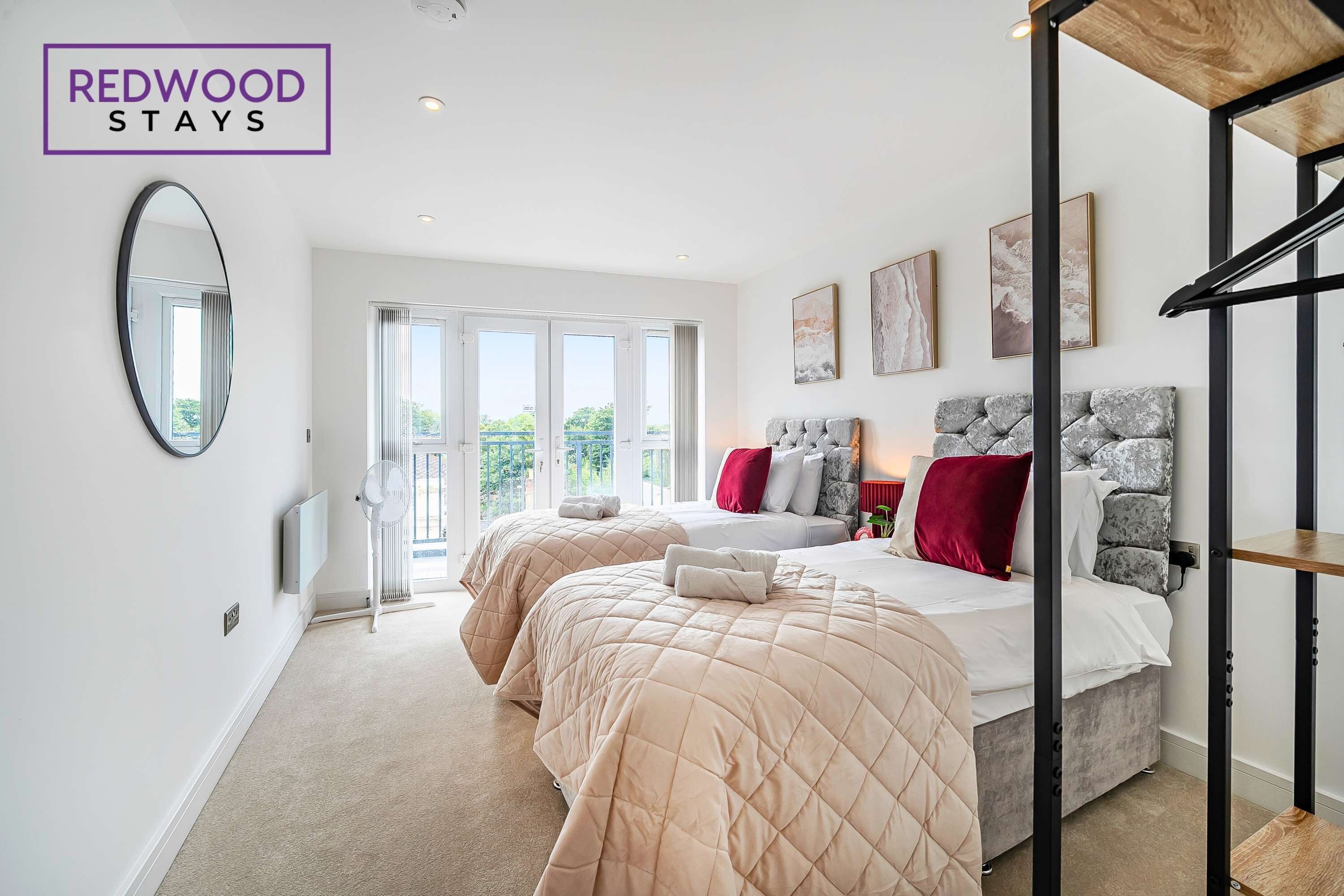 2 habitaciones, escritorio y tabla de planchar con plancha 