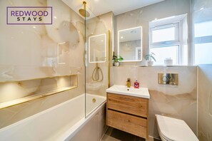 Shower, hair dryer, towels - Penthouse | FREE Parking | Hi-Speed WiFi | Balcony (Farnborough)