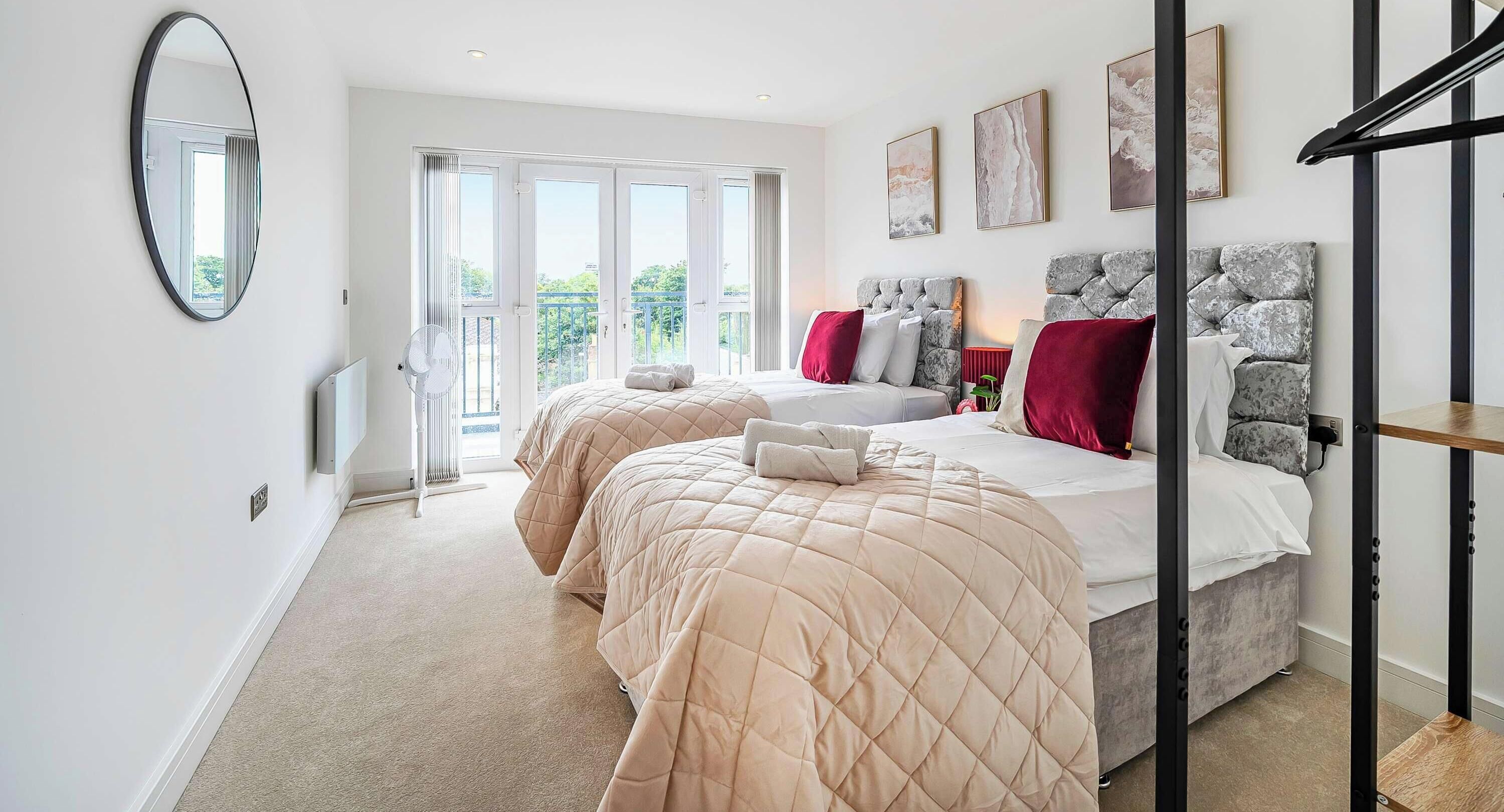 2 Schlafzimmer, Schreibtisch, Bügeleisen/Bügelbrett, Reisekinderbett