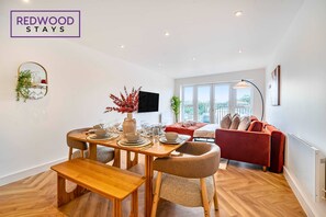 Dining - Penthouse | FREE Parking | Hi-Speed WiFi | Balcony (Farnborough)