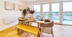 Dining - Penthouse | FREE Parking | Balcony | Hi-Speed WiFi (Hampshire)