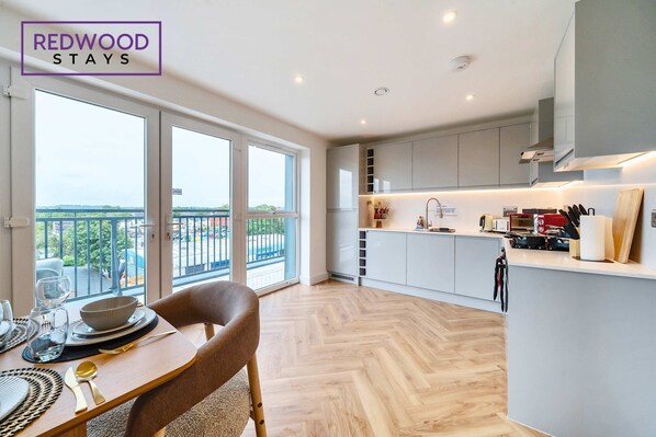 Fridge, microwave, oven, stovetop - Penthouse | FREE Parking | Balcony | Hi-Speed WiFi (Hampshire)
