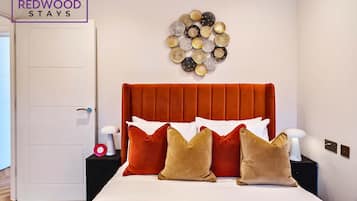 2 habitaciones, escritorio y tabla de planchar con plancha