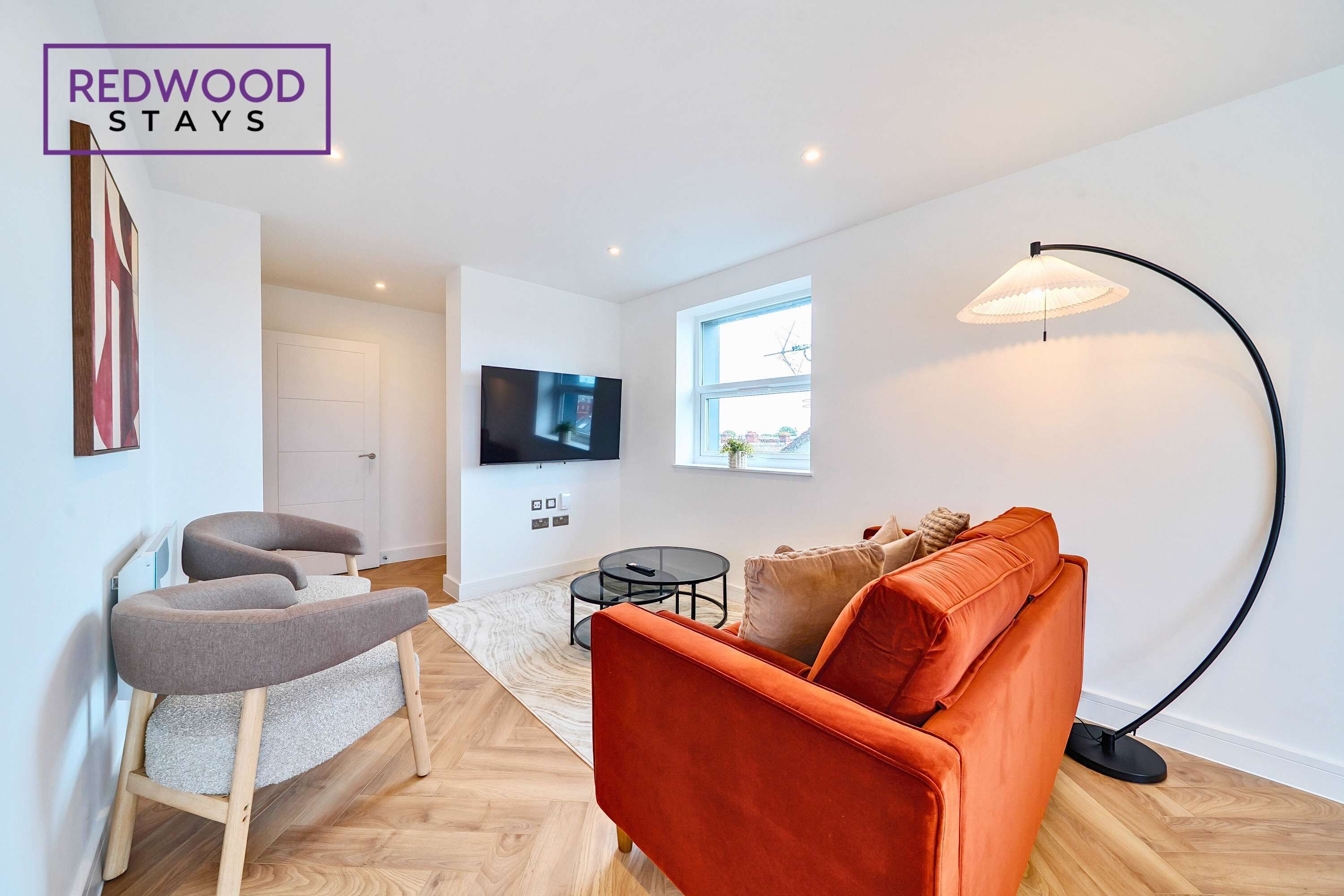 Televisión y oficina 