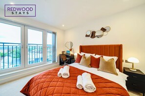 2 bedrooms, desk, iron/ironing board, travel cot - Penthouse | FREE Parking | Balcony | Hi-Speed WiFi (Hampshire)