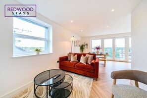 TV, offices - Penthouse | FREE Parking | Balcony | Hi-Speed WiFi (Hampshire)