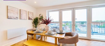 Penthouse | FREE Parking | Balcony | Hi-Speed WiFi