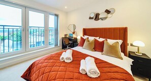 2 bedrooms, desk, iron/ironing board, travel crib - Penthouse | FREE Parking | Balcony | Hi-Speed WiFi (Hampshire)