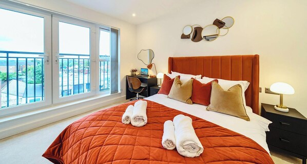 2 室のベッドルーム、デスク、アイロン / アイロン台、旅行用ベビーベッド