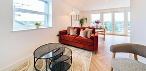 TV, offices - Penthouse | FREE Parking | Balcony | Hi-Speed WiFi (Hampshire)