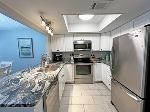 Kylskåp, mikrovågsugn, ugn och spishäll