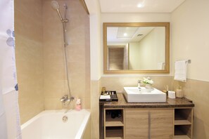 Tina con regadera, amenidades de baño gratuitas, secadora de cabello 