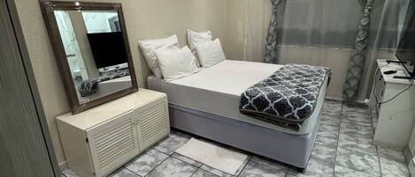4 bedrooms, iron/ironing board, Internet, bed sheets