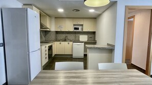 冷蔵庫、電子レンジ、オーブン、食器洗い機