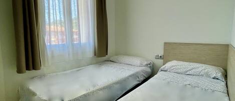 2 slaapkamers, een strijkplank/strijkijzer, gratis wifi, beddengoed