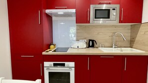 Fridge, microwave, oven, coffee/tea maker