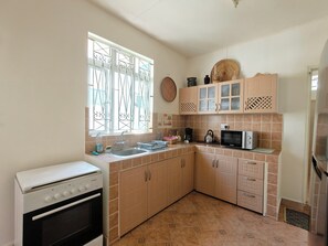 Fridge, microwave, oven, stovetop - Mont Choisy Beach Apartment with Private Garden (Pamplemousses)