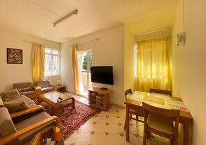 TV, books - Beach Walk Apartment with Private Garden & Wifi (Pamplemousses)