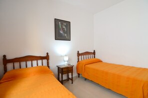 3 bedrooms, iron/ironing board, bed sheets - EL GAVIA (L'Escala)