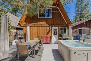 Outdoor dining - Navigate Stays Hot Tub Nights & Cozy Fire Vibes (Big Bear)