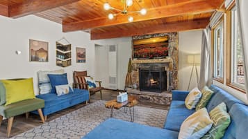 Televisión, chimenea, libros y oficina