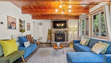 Een televisie, een open haard, boeken en een kantoor