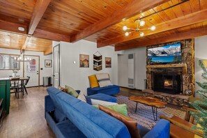 TV, fireplace, books, offices - Navigate Stays Hot Tub Nights & Cozy Fire Vibes (Big Bear)