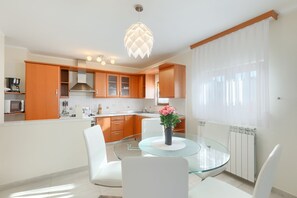 Dining - Villa with an infinity pool and beautiful panoramic sea (Vižinada)
