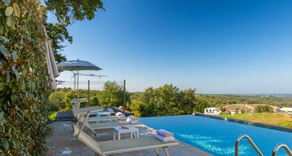 Villa with an infinity pool and beautiful panoramic sea