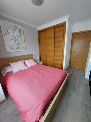 1 slaapkamer, een strijkplank/strijkijzer, wifi, beddengoed