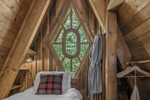 5 slaapkamers, een bureau, een strijkplank/strijkijzer, reisbedje