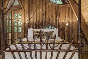 5 habitaciones, escritorio y tabla de planchar con plancha 