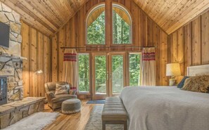 5 bedrooms, desk, iron/ironing board, travel cot