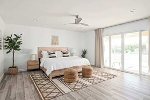 5 chambres, bureau, fer et planche à repasser, lit de bébé portatif