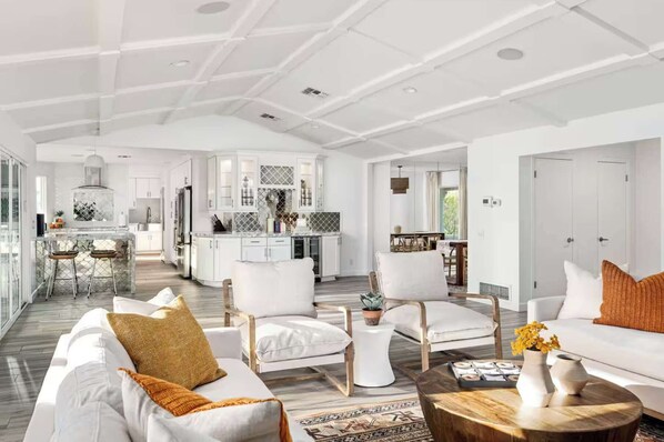 Televisión, videojuegos, libros, oficina