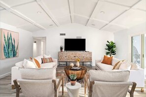 تلفزيون، ألعاب فيديو، كُتُب، مكتب